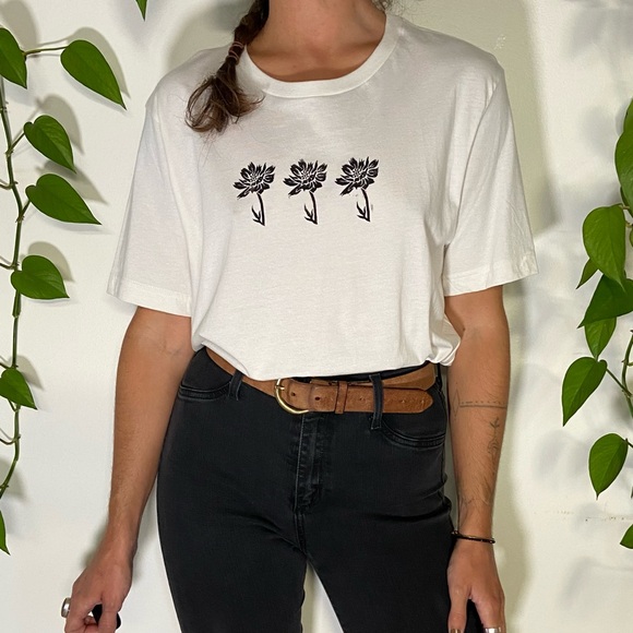 🌹 SOLD 🌹 Cosmos 🌿 printed Bella + Canvas t-shirt - Picture 2 of 8